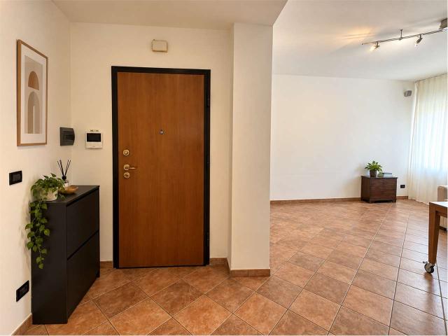 Chiaravalle – Ampio appartamento arredato con 3 camere, 2 bagni, garage e posto auto