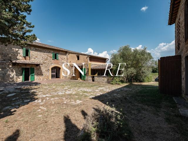 CHIARE COUNTRY HOUSE CON DUE UNITÀ, GRANAI E TERRENO NEL CUO. 515m² San Casciano in Val di Pesa