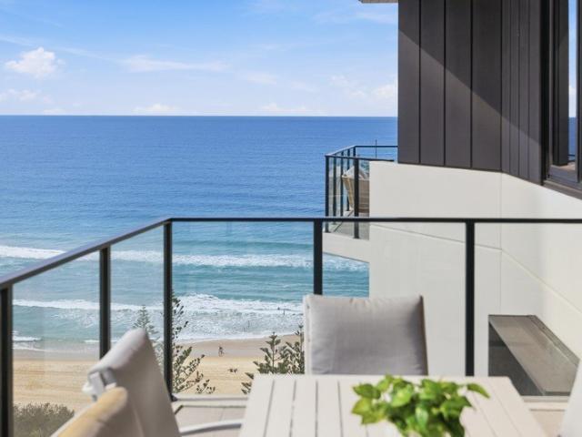 CHIC MODERN LIVING FOOTSTEPS TO BURLEIGH BEACH