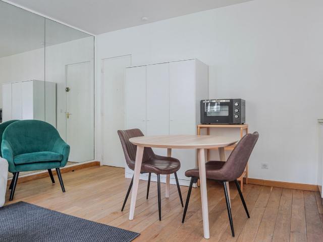 Chic One Bedroom Nest by Champs Élysées, Paris Amsterdam Apartments for Rent