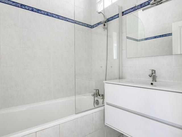 Chic One Bedroom Apartment with Balcony in Paris, Paris Amsterdam Apartments for Rent