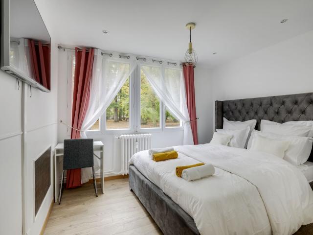 Chic and spacious apart near Versailles