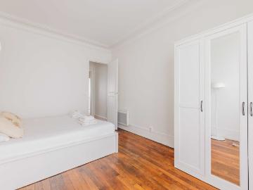 Chic Comfort near Buttes Chaumont: 43m² Apartment on the 3rd Floor, Paris Amsterdam Apartments for Rent