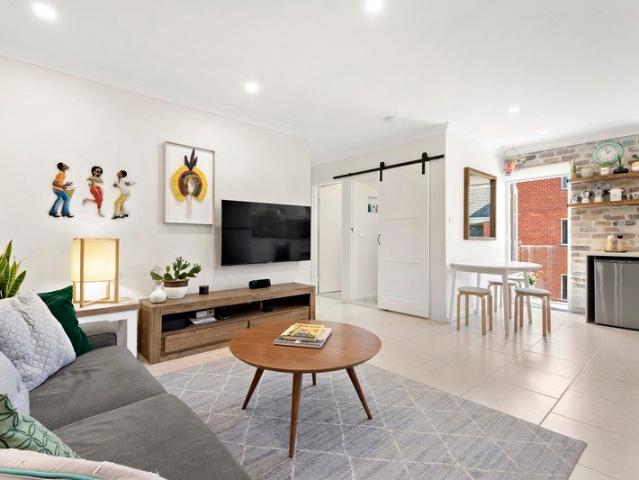 Chic contemporary pad in convenient local