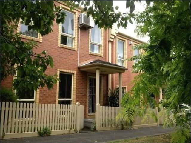 Chic & Convenient Living in Balwyn