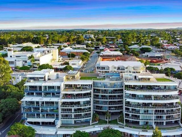 CHIC CONVENIENT LIVING WITH BAY VIEWS
