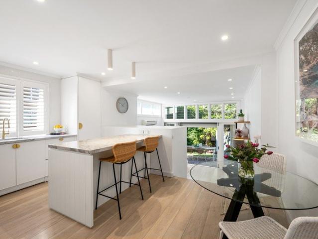 Chic dual level, low maintenance townhouse