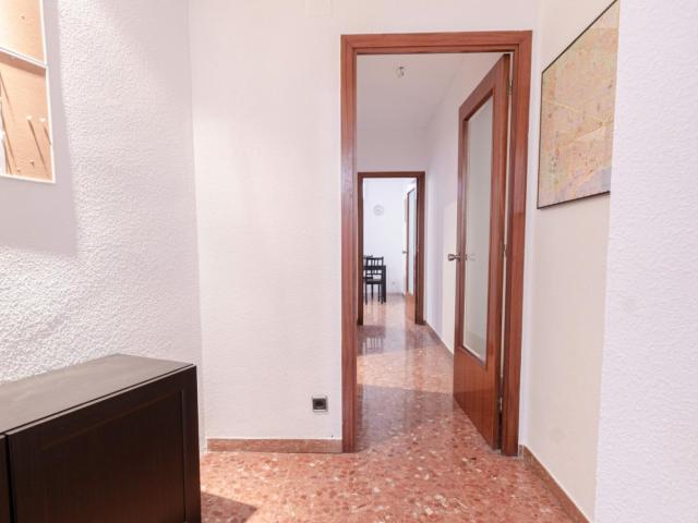 Chic double bedroom in a 5 bedroom apartment near Plaça d'Espanya