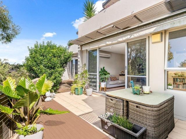 Chic easycare villa set in serene private address