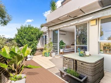 Chic easycare villa set in serene private address