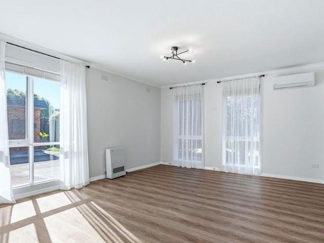 Chic fully refurbished two bedroom in quiet prime location