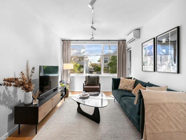 Chic First Floor Apartment with Designer Finishes & Prime Position