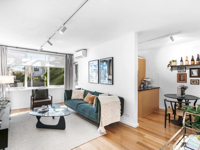 Chic First Floor Apartment with Designer Finishes & Prime Position