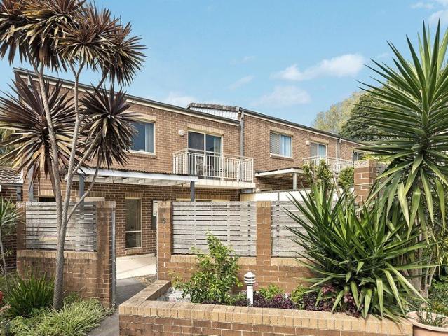 Chic garden townhouse in serene convenient address