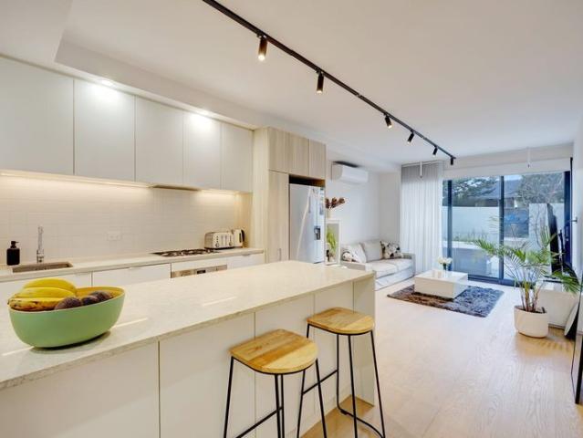 Chic Ground Floor Apartment with Courtyard