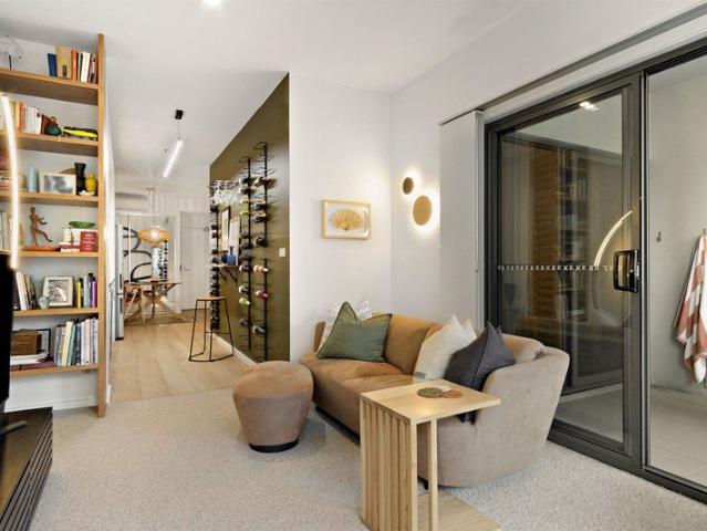 Chic Harbour View Retreat Steps to Beaches, Nightlife and Light Rail