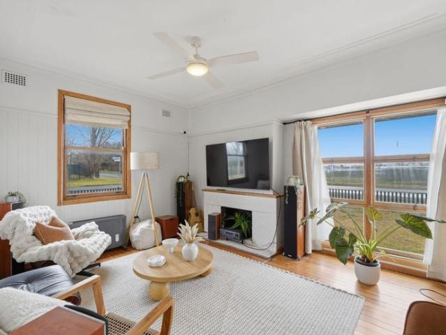 Chic light filled impeccably renovated cottage