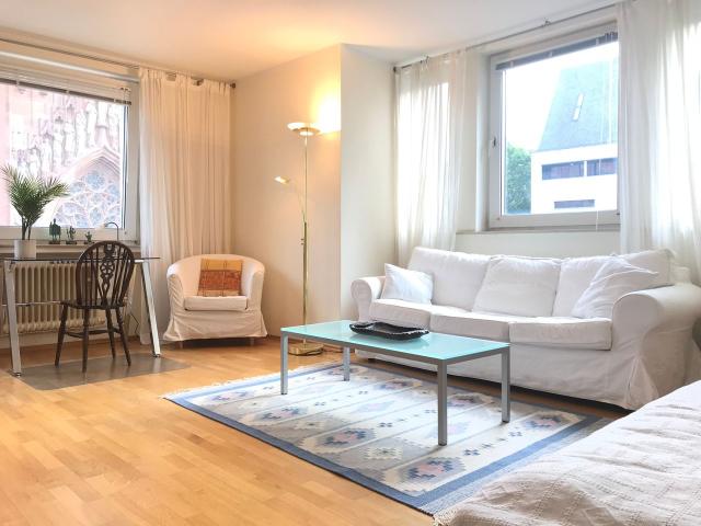 Chic living at the Kaiserdom/ Elegant flat. Near cathedral, Frankfurt Amsterdam Apartments for Rent