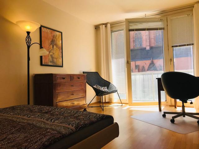 Chic living at the Kaiserdom/ Elegant flat. Near cathedral, Frankfurt Amsterdam Apartments for Rent