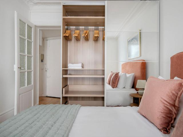Chic Parisian One Bedroom Escape, Paris Amsterdam Apartments for Rent