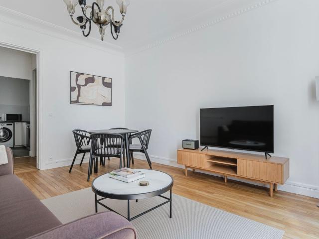 Chic Parisian Living in Chaillot: 2BR Apartment