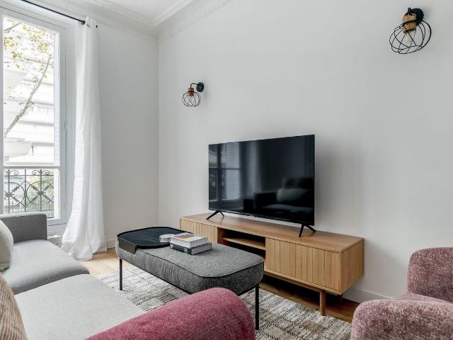 Chic Parisian Retreat in Jardin des Plantes, Paris Amsterdam Apartments for Rent