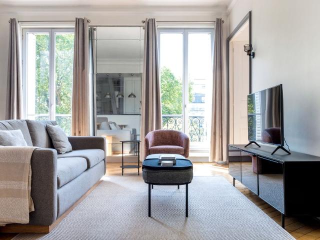 Chic Parisian 1 Bedroom with Stunning Views, Paris Amsterdam Apartments for Rent