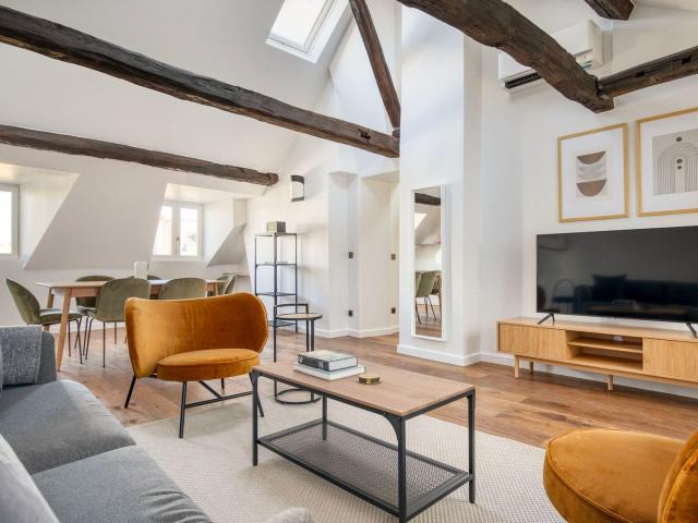 Chic Place Vendôme 2 Bedroom Apartment Awaits!