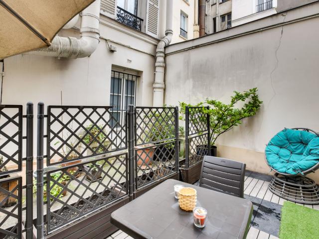 Chic studio with terrace downtown Paris