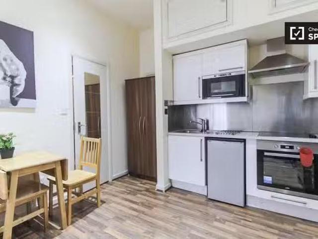 Chic studio apartment for rent in Brondesbury Park, London