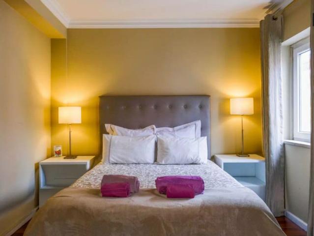 Chic studio apartment with balcony for rent in Campolide