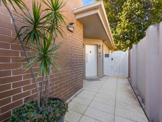 CHIC SINGLE LEVEL VILLA HOME OPEN TO VIEW SAT 01/08/2026 @ 12 12.30PM