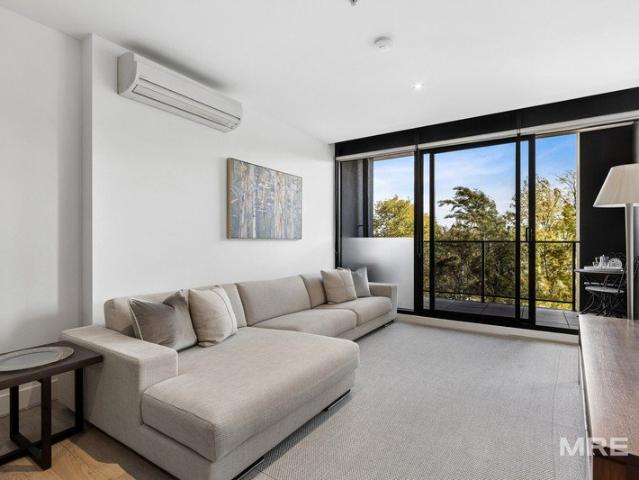 Chic South Yarra Apartment with Leafy Outlook