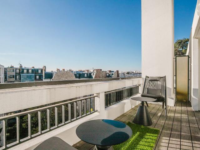 Chic Two Bedroom Oasis in the Heart of Paris, Paris Amsterdam Apartments for Rent