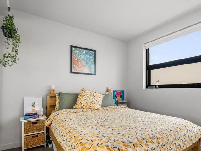 Chic Two Bedroom Apartment with Balcony & Smeg Kitchen