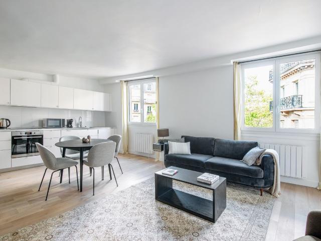 Chic Two Bedroom Apartment with Stunning City Views, Paris Amsterdam Apartments for Rent