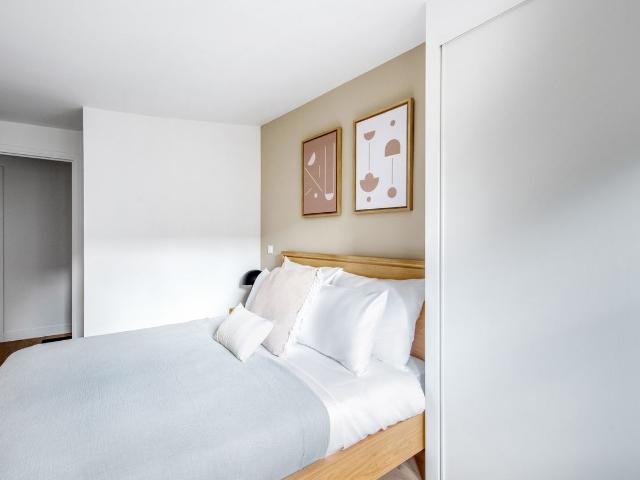 Chic Two Bedroom Apartment with Stunning City Views, Paris Amsterdam Apartments for Rent