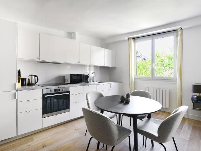 Chic Two Bedroom Apartment with Stunning City Views, Paris Amsterdam Apartments for Rent