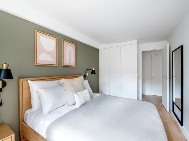 Chic Two Bedroom Apartment with Stunning City Views, Paris Amsterdam Apartments for Rent