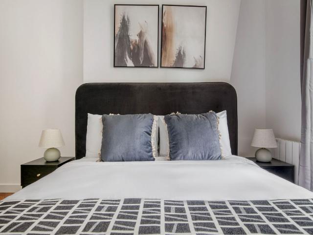 Chic Two Bedroom Apartment in the Heart of Paris, Paris Amsterdam Apartments for Rent