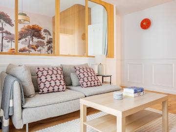 Chic Two Bedroom Apartment in Paris Ternes