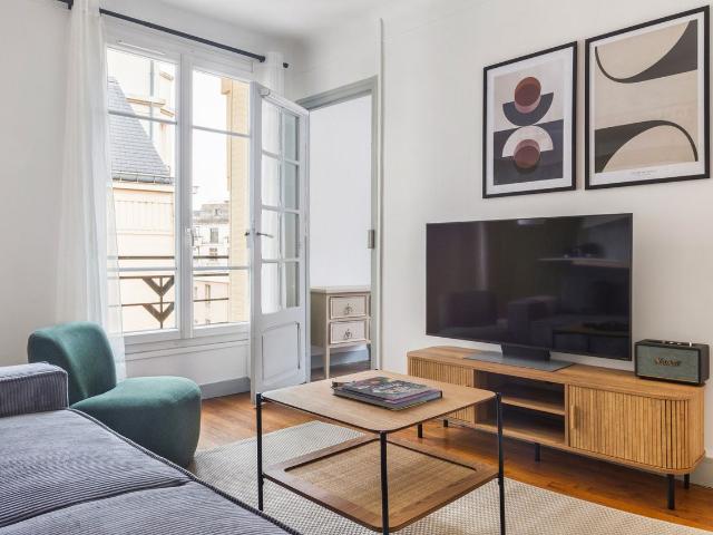 Chic Two Bedroom Retreat in Saint Lambert, Paris Amsterdam Apartments for Rent