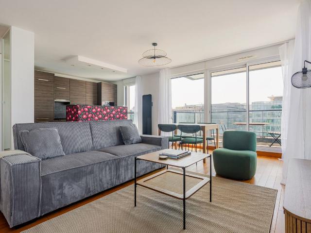Chic Two Bedroom Retreat in Paris, Paris Amsterdam Apartments for Rent