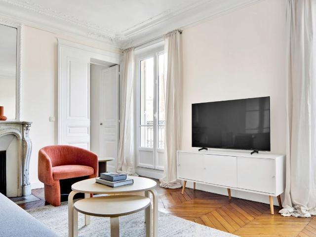 Chic Two Bedroom Retreat in the Heart of Paris, Paris Amsterdam Apartments for Rent