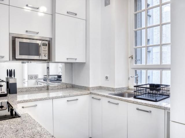 Chic Two Bedroom Retreat in the Heart of Paris, Paris Amsterdam Apartments for Rent