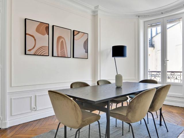 Chic Two Bedroom Retreat in the Heart of Paris, Paris Amsterdam Apartments for Rent