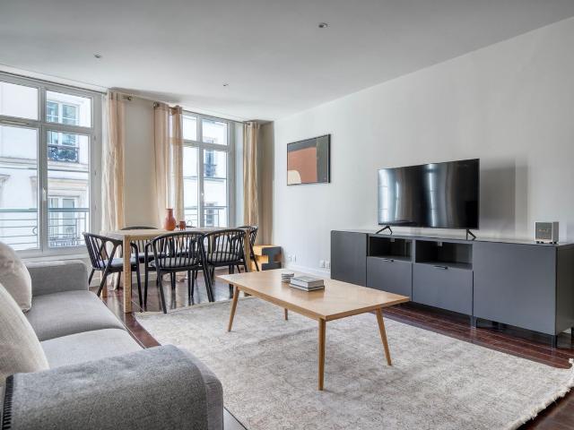 Chic Two Bedroom Retreat in the Heart of Paris, Paris Amsterdam Apartments for Rent