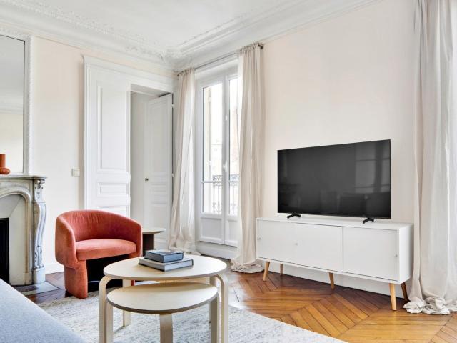 Chic Two Bedroom Retreat in the Heart of Paris