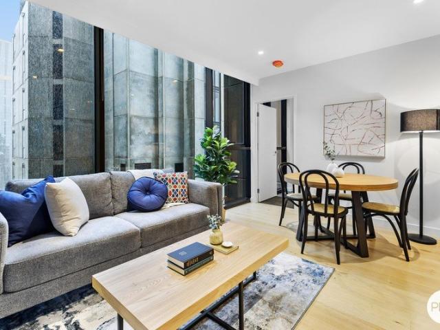Chic Urban Retreat with Pool, Gym & City Vibes! Your perfect inner city getaway in the heart of it all. Motivated vendor all offers invited!