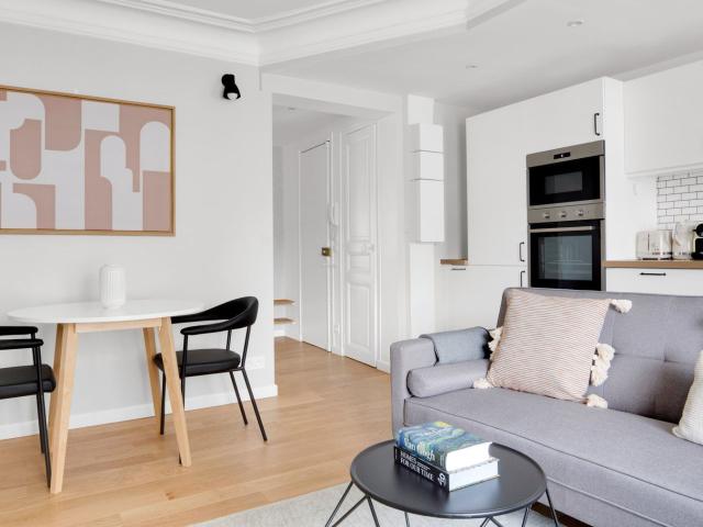Chic 1 Bedroom Apartment with Paris Views